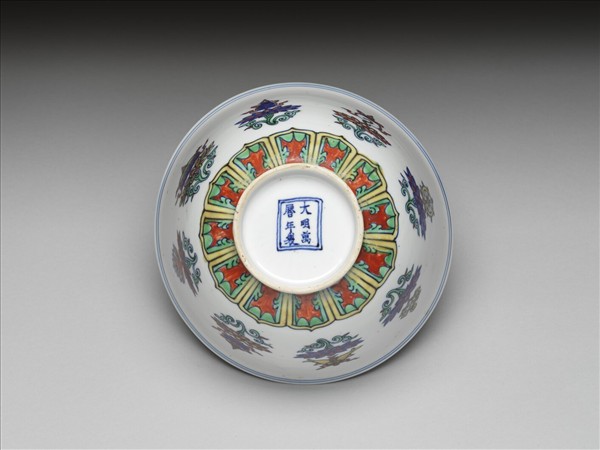 鬥彩番蓮八寶紋碗