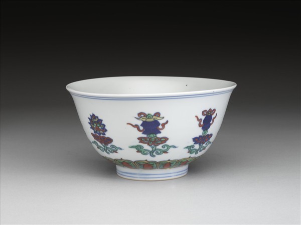 鬥彩番蓮八寶紋碗