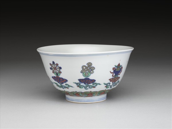 鬥彩番蓮八寶紋碗