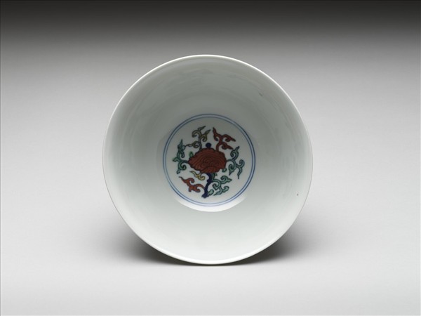 鬥彩番蓮八寶紋碗