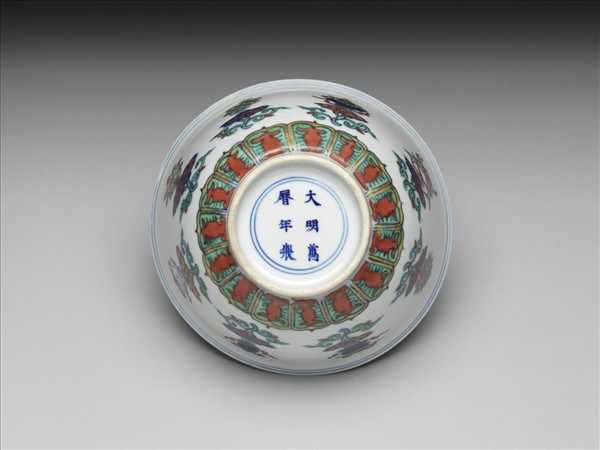 鬥彩番蓮八寶紋碗