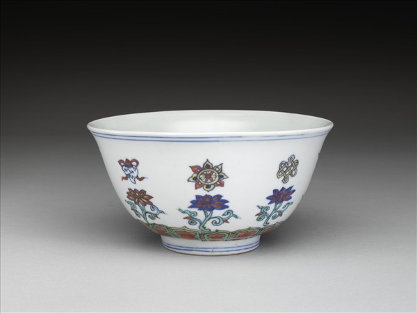鬥彩番蓮八寶紋碗