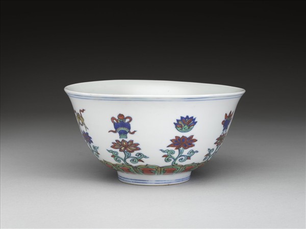 鬥彩番蓮八寶紋碗