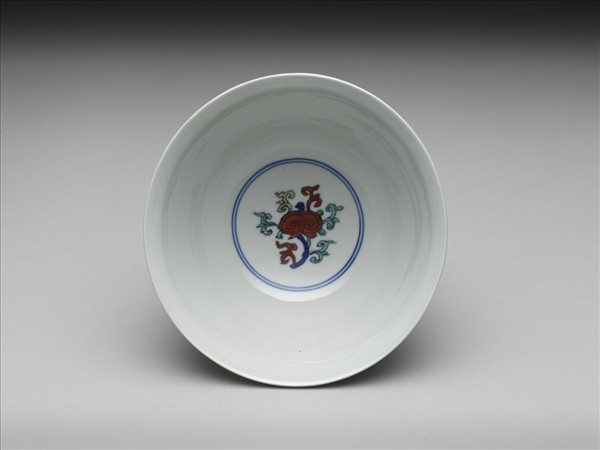 鬥彩番蓮八寶紋碗