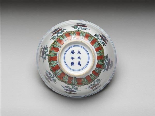 鬥彩番蓮八寶紋碗