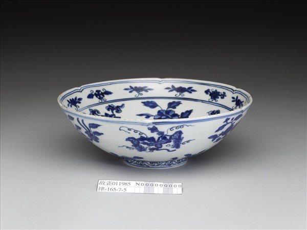 青花花果紋葵口碗