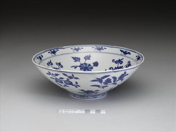青花花果紋葵口碗