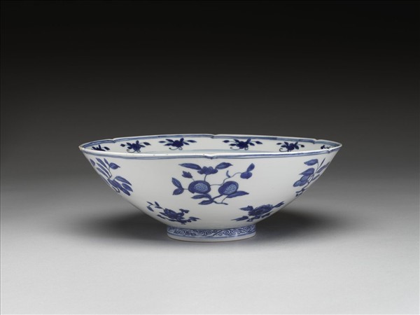 青花花果紋葵口碗