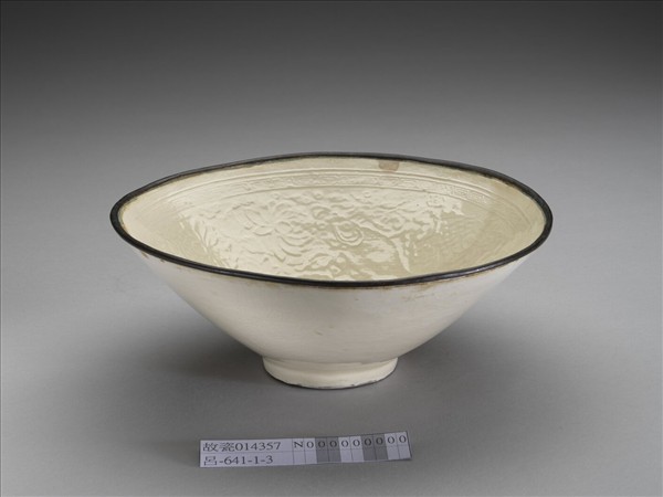 白瓷印花蓮塘游魚紋碗