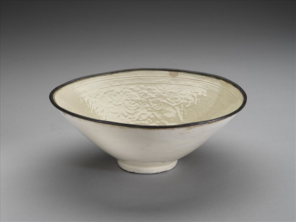 白瓷印花蓮塘游魚紋碗