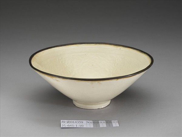 白瓷印花蓮塘游魚紋碗