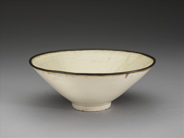 白瓷印花蓮塘游魚紋碗