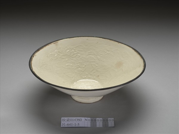 白瓷印花蓮塘游魚紋碗