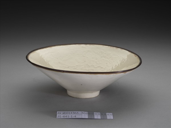 白瓷印花蓮塘游魚紋碗