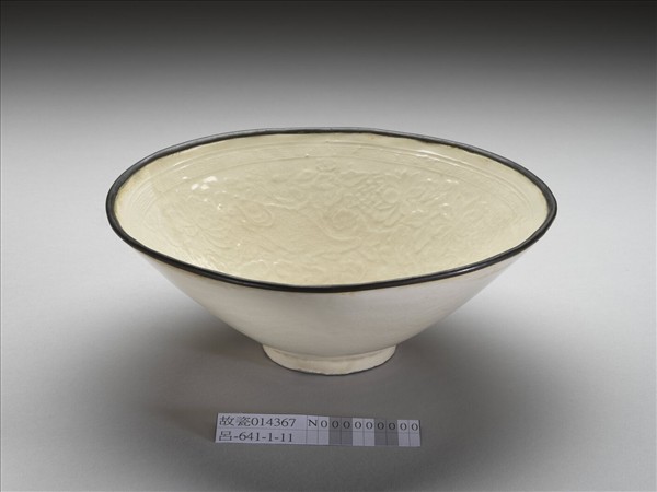 白瓷印花蓮塘游魚紋碗