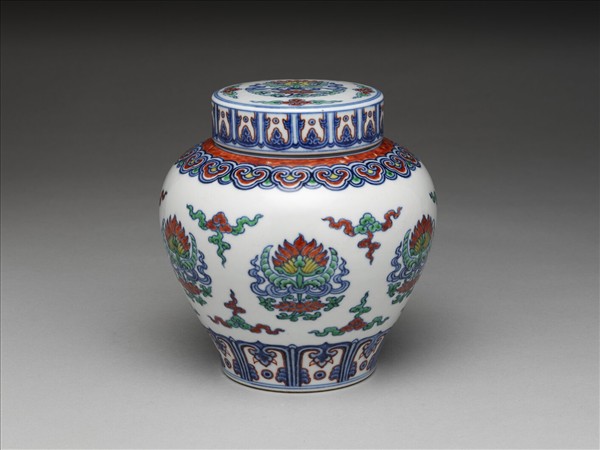 鬥彩蓮花紋蓋罐