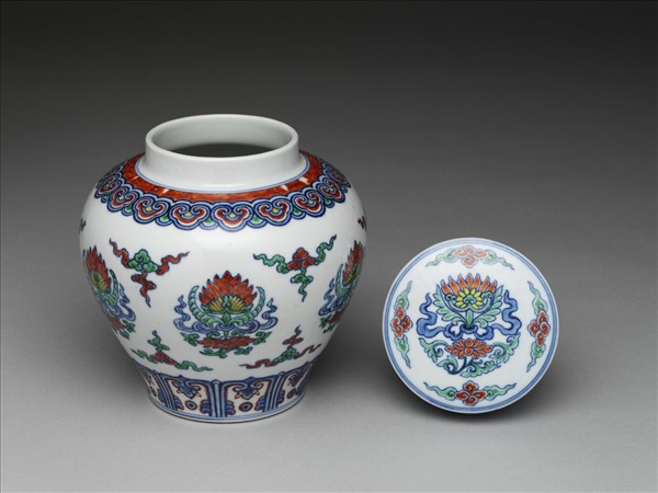 鬥彩蓮花紋蓋罐