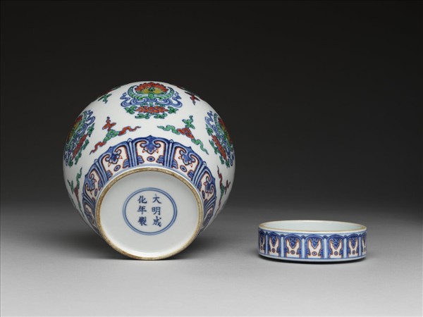 鬥彩蓮花紋蓋罐