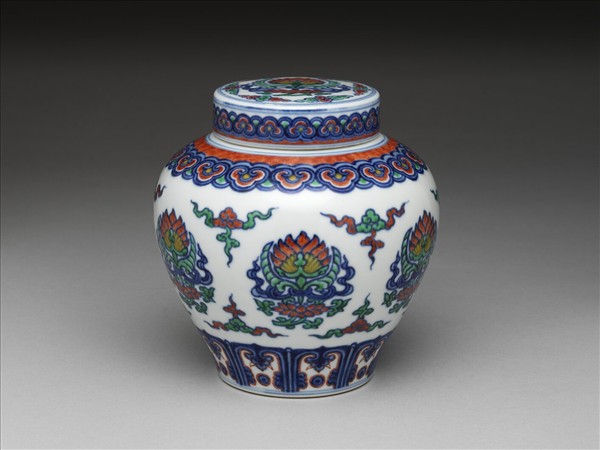 鬥彩蓮花紋蓋罐