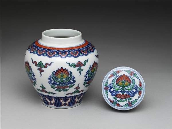 鬥彩蓮花紋蓋罐