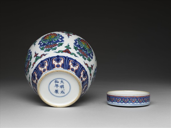 鬥彩蓮花紋蓋罐