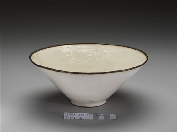 白瓷印花蓮塘游魚紋碗