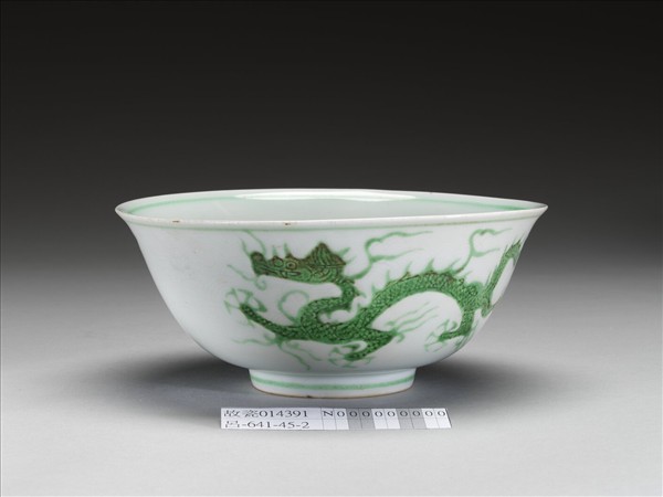 白瓷綠彩雲龍紋碗