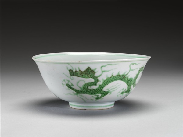 白瓷綠彩雲龍紋碗