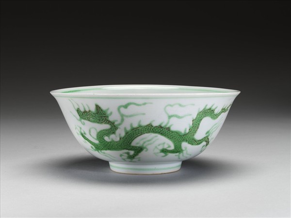 白瓷綠彩雲龍紋碗