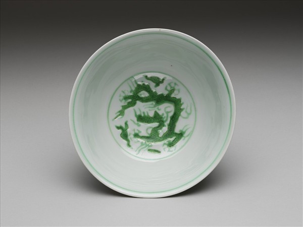 白瓷綠彩雲龍紋碗