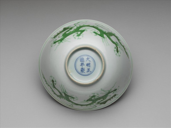 白瓷綠彩雲龍紋碗