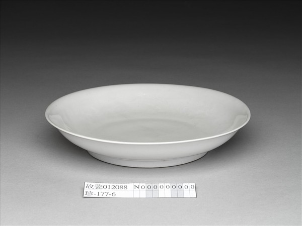 甜白釉雲龍紋盤