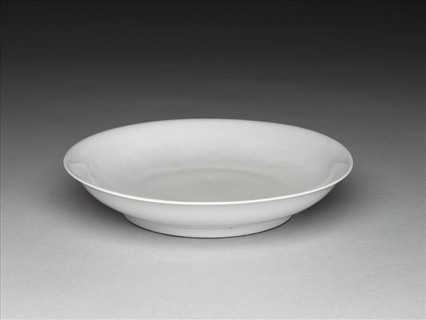 甜白釉雲龍紋盤