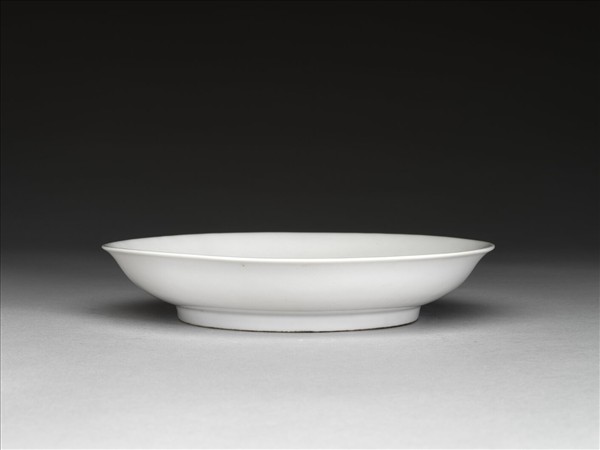 甜白釉雲龍紋盤