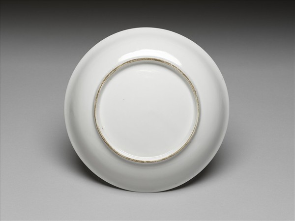 甜白釉雲龍紋盤