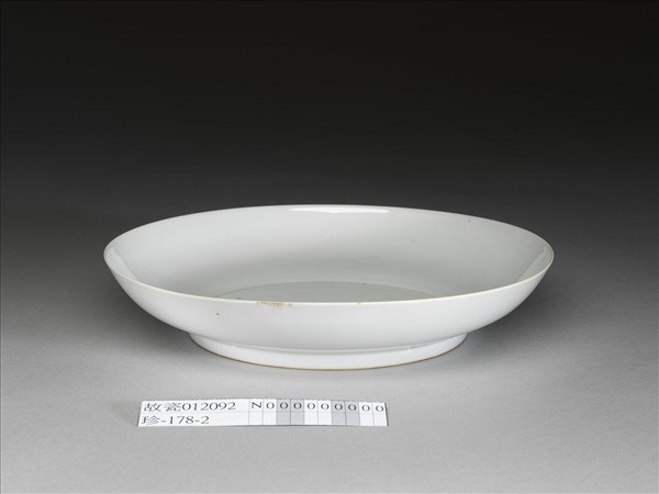 甜白釉雲龍紋盤