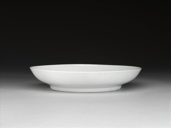 甜白釉雲龍紋盤