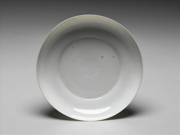 甜白釉雲龍紋盤