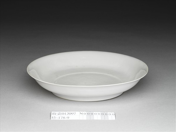 甜白釉番蓮八寶紋盤