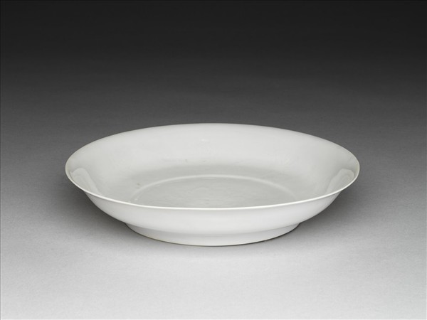 甜白釉番蓮八寶紋盤