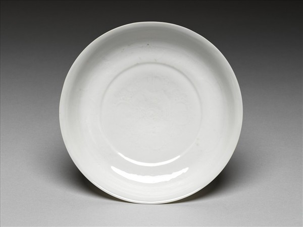 甜白釉番蓮八寶紋盤