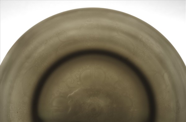 甜白釉番蓮八寶紋盤