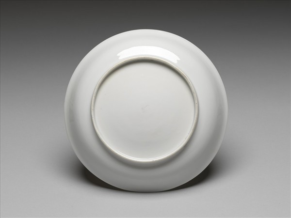 甜白釉番蓮八寶紋盤