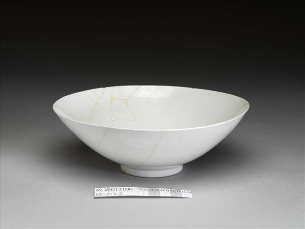 甜白釉番蓮八寶紋葵瓣口碗