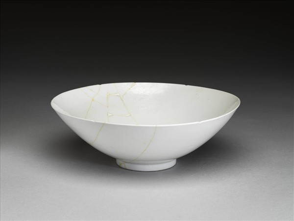 甜白釉番蓮八寶紋葵瓣口碗