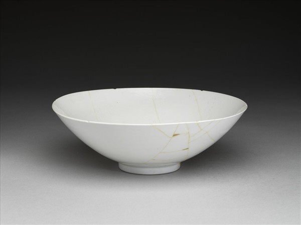 甜白釉番蓮八寶紋葵瓣口碗