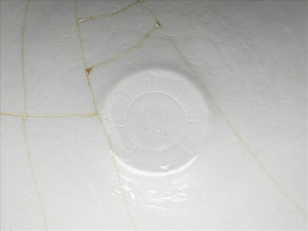 甜白釉番蓮八寶紋葵瓣口碗