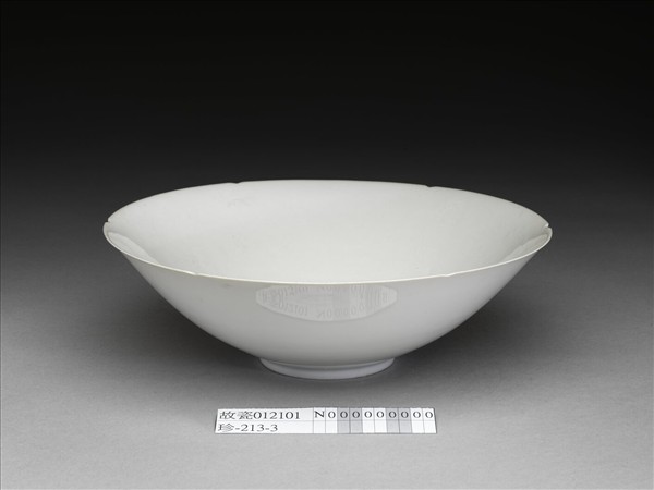 甜白釉五龍紋葵瓣口碗