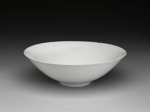 甜白釉五龍紋葵瓣口碗