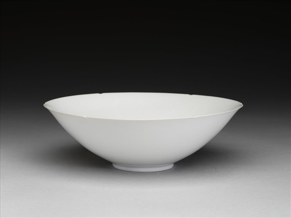 甜白釉五龍紋葵瓣口碗